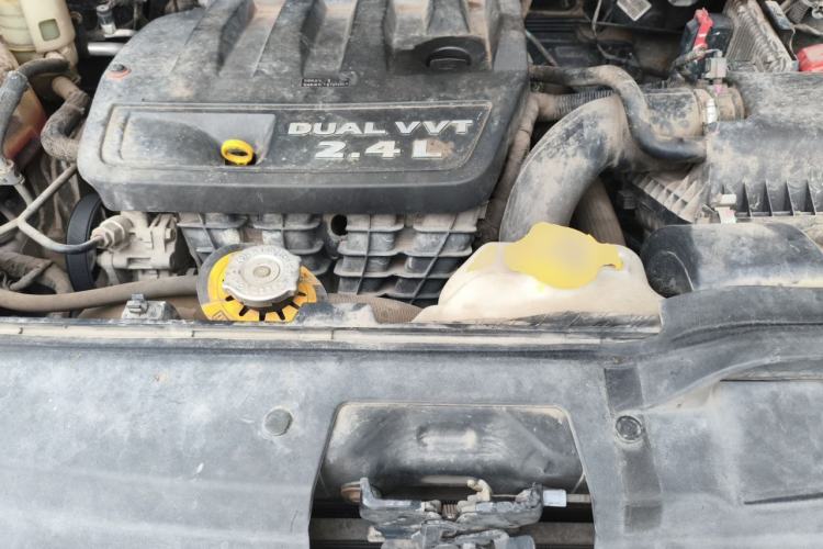 Used Dodge Journey 2013 2.4L Two-Wheel Drive Luxury Version Engine Bay