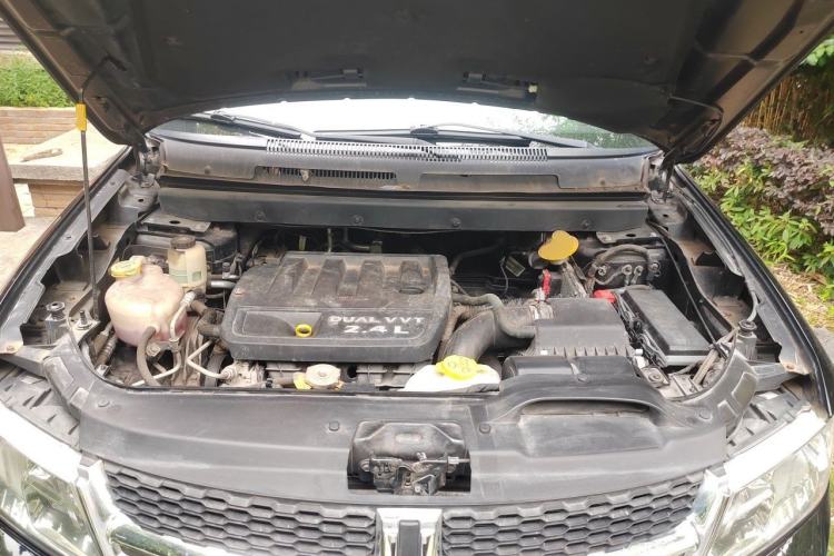 Used Dodge Journey 2013 2.4L Two-Wheel Drive Luxury Version Engine Bay