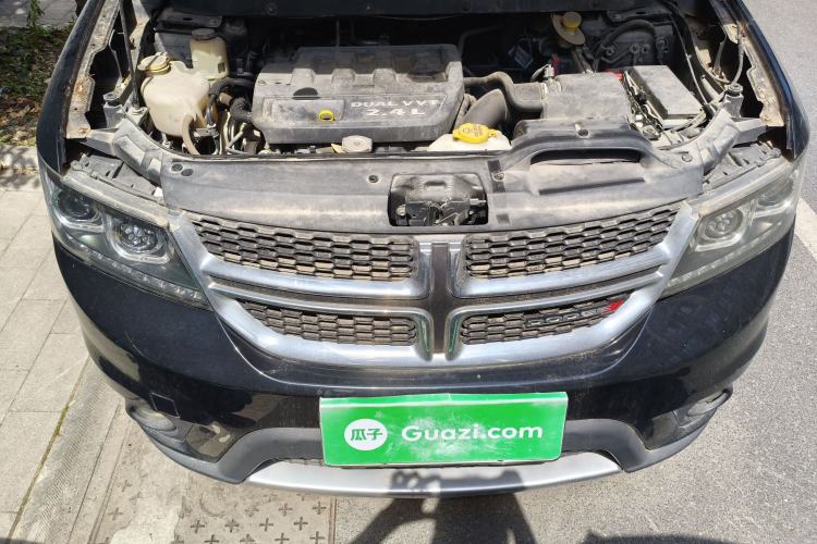 Used Dodge Journey 2013 2.4L Two-Wheel Drive Luxury Version Engine Bay