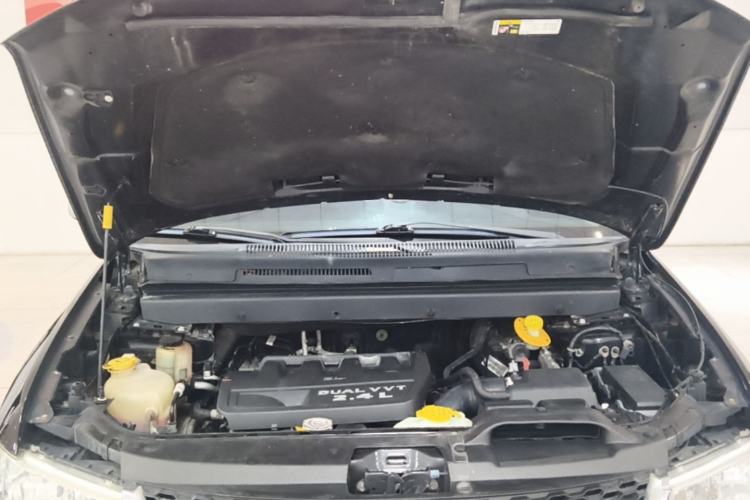 Used Dodge Journey 2013 2.4L Two-Wheel Drive Luxury Version Engine Bay