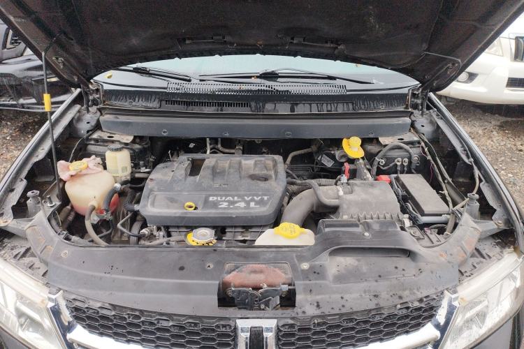 Used Dodge Journey 2013 2.4L Two-Wheel Drive Luxury Version Engine Bay