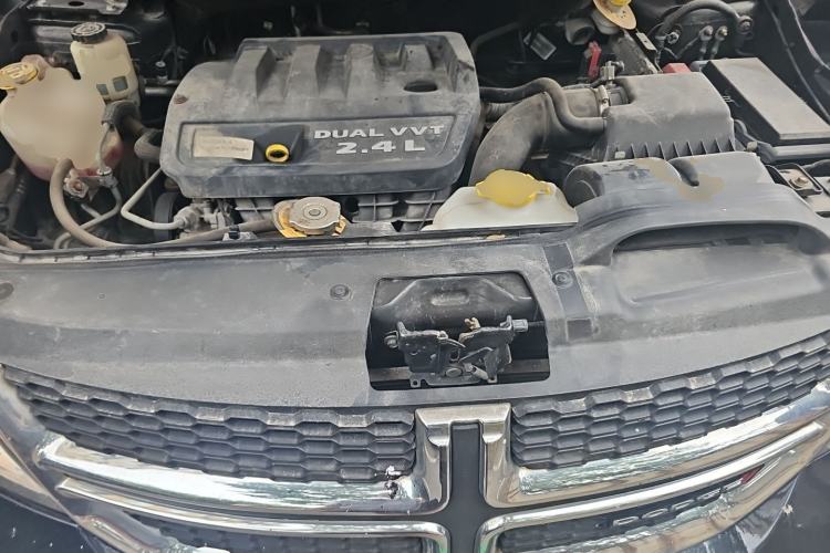 Used Dodge Journey 2013 2.4L Two-Wheel Drive Luxury Version Engine Bay