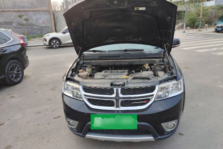 Used Dodge Journey 2013 2.4L Two-Wheel Drive Luxury Version Engine Bay