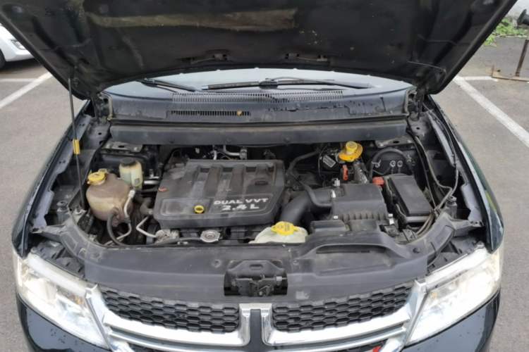 Used Dodge Journey 2013 2.4L Two-Wheel Drive Luxury Version Engine Bay