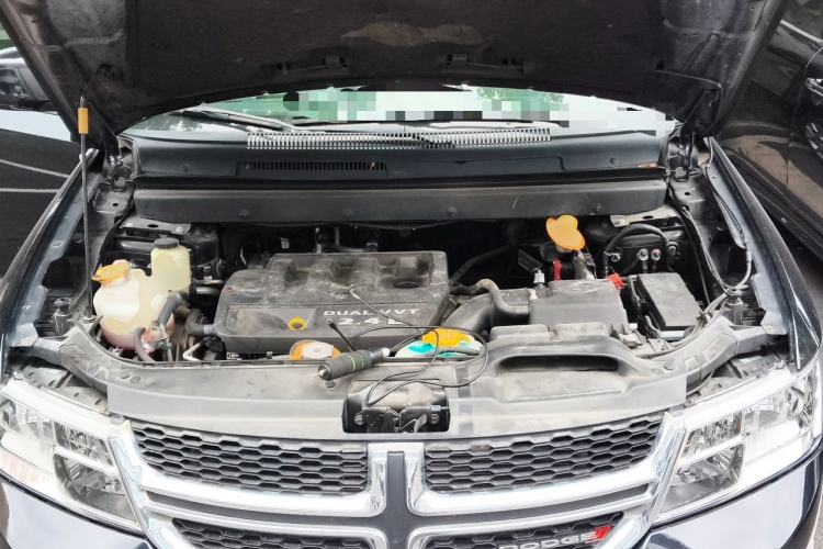 Used Dodge Journey 2013 2.4L Two-Wheel Drive Luxury Version Engine Bay