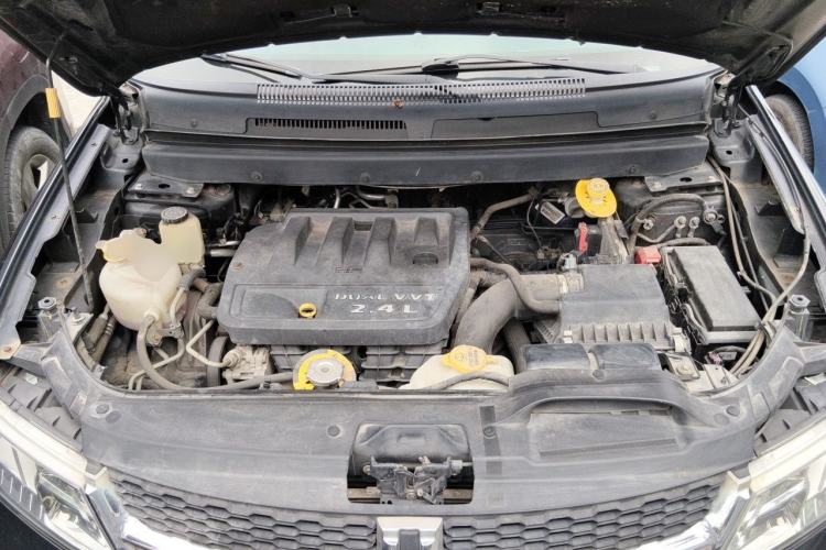 Used Dodge Journey 2013 2.4L Two-Wheel Drive Luxury Version Engine Bay