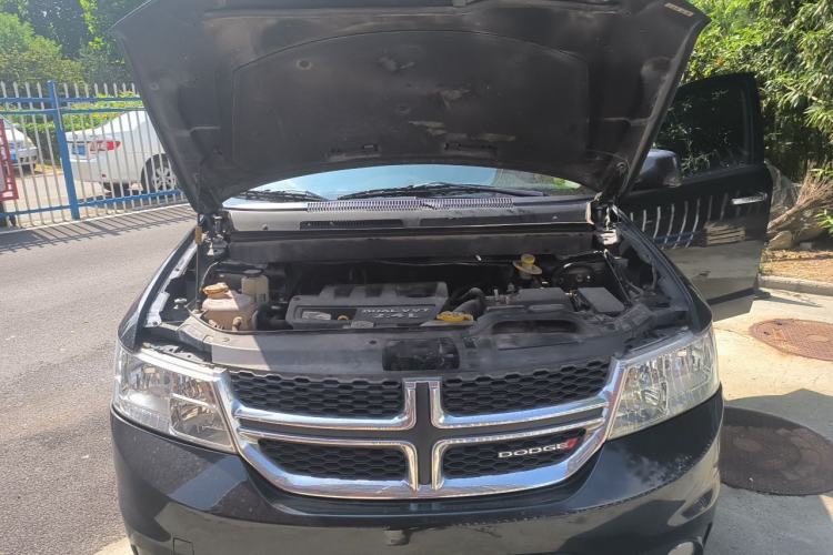 Used Dodge Journey 2013 2.4L Two-Wheel Drive Luxury Version Engine Bay