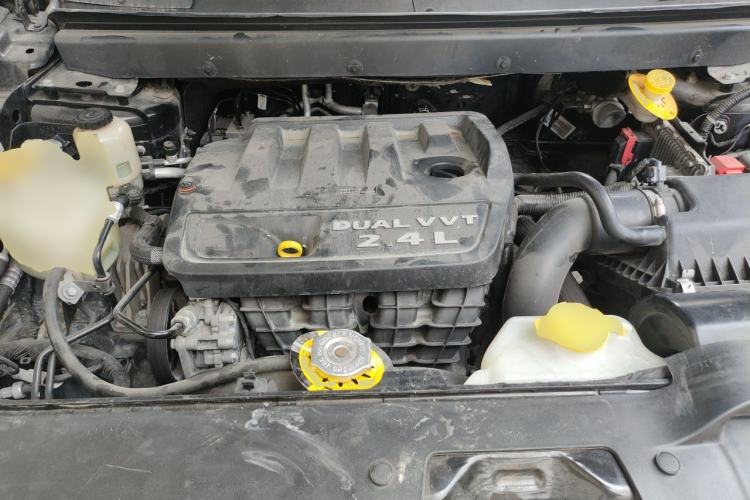 Used Dodge Journey 2013 2.4L Two-Wheel Drive Luxury Version Engine Bay