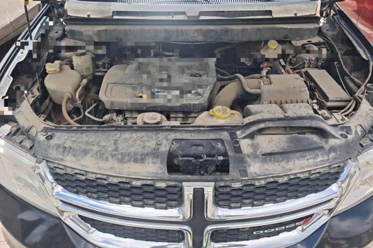 Used Dodge Journey 2013 2.4L Two-Wheel Drive Luxury Version Engine Bay