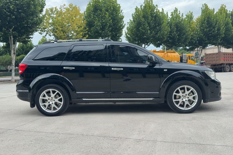 Used Dodge Journey 2013 2.4L Two-Wheel Drive Luxury Version Exterior 2