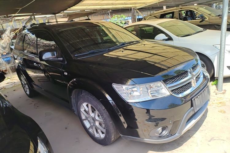 Used Dodge Journey 2013 2.4L Two-Wheel Drive Luxury Version Front Right 45 Deg