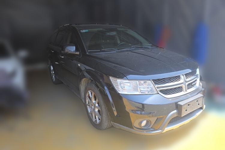Used Dodge Journey 2013 2.4L Two-Wheel Drive Luxury Version Front Right 45 Deg