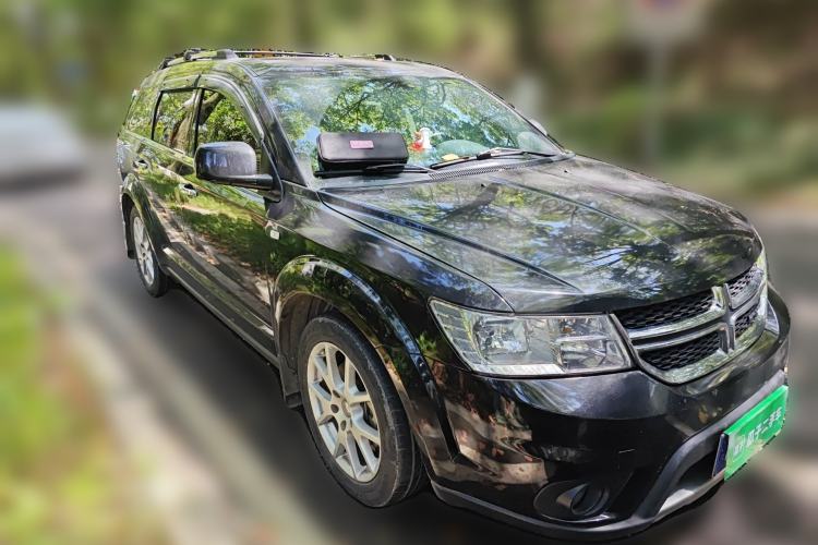 Used Dodge Journey 2013 2.4L Two-Wheel Drive Luxury Version Front Right 45 Deg