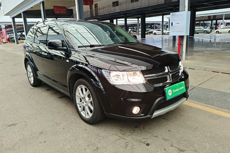 Used Dodge Journey 2013 2.4L Two-Wheel Drive Luxury Version Front Right 45 Deg