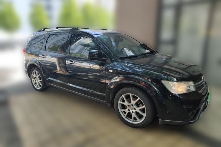 Used Dodge Journey 2013 2.4L Two-Wheel Drive Luxury Version Front Right 45 Deg