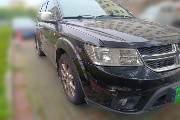 Used Dodge Journey 2013 2.4L Two-Wheel Drive Luxury Version Front Right 45 Deg