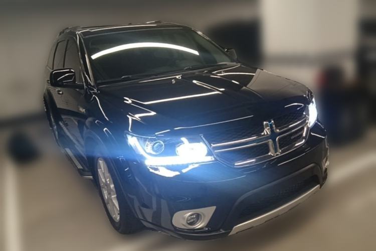 Used Dodge Journey 2013 2.4L Two-Wheel Drive Luxury Version Front Right 45 Deg