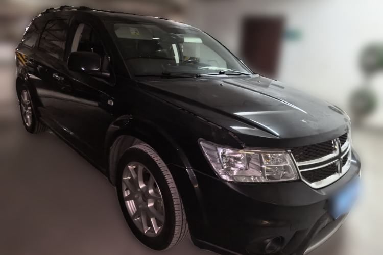 Used Dodge Journey 2013 2.4L Two-Wheel Drive Luxury Version Front Right 45 Deg