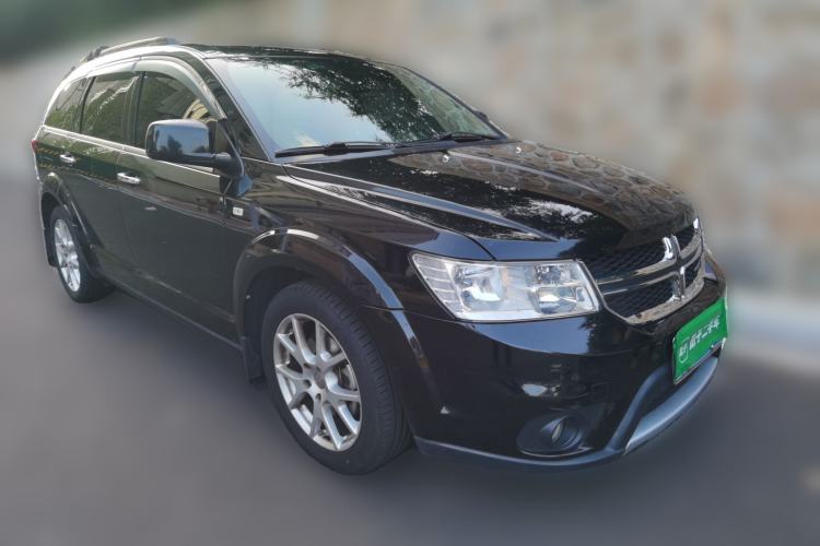 Used Dodge Journey 2013 2.4L Two-Wheel Drive Luxury Version Front Right 45 Deg