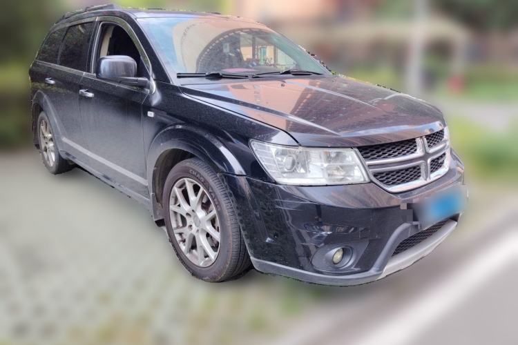 Used Dodge Journey 2013 2.4L Two-Wheel Drive Luxury Version Front Right 45 Deg