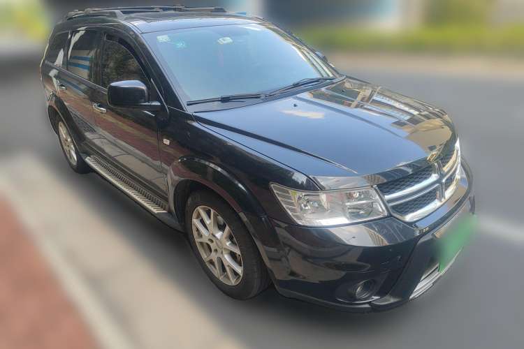 Used Dodge Journey 2013 2.4L Two-Wheel Drive Luxury Version Front Right 45 Deg