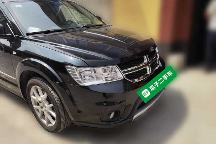Used Dodge Journey 2013 2.4L Two-Wheel Drive Luxury Version Front Right 45 Deg