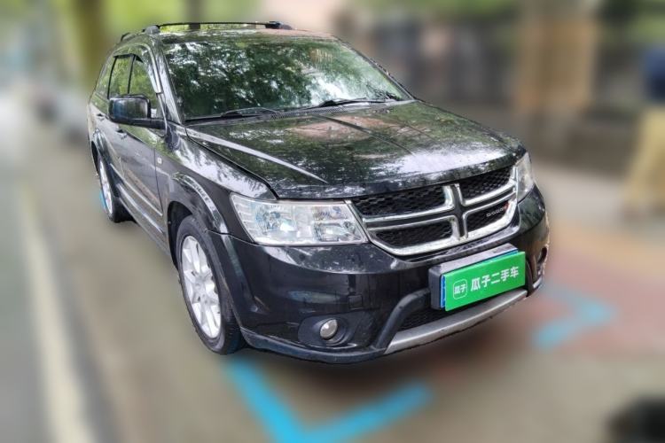 Used Dodge Journey 2013 2.4L Two-Wheel Drive Luxury Version Front Right 45 Deg