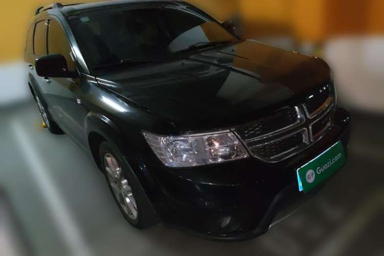 Used Dodge Journey 2013 2.4L Two-Wheel Drive Luxury Version Front Right 45 Deg