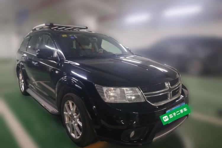 Used Dodge Journey 2013 2.4L Two-Wheel Drive Luxury Version Front Right 45 Deg