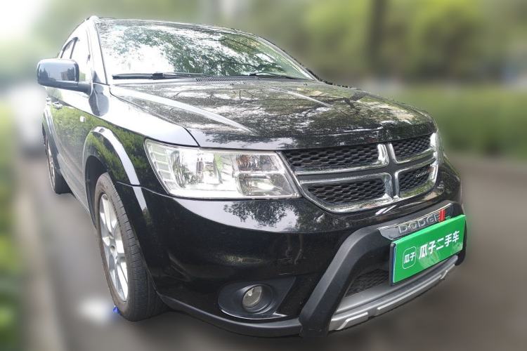 Used Dodge Journey 2013 2.4L Two-Wheel Drive Luxury Version Front Right 45 Deg