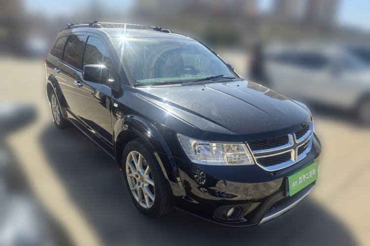 Used Dodge Journey 2013 2.4L Two-Wheel Drive Luxury Version Front Right 45 Deg