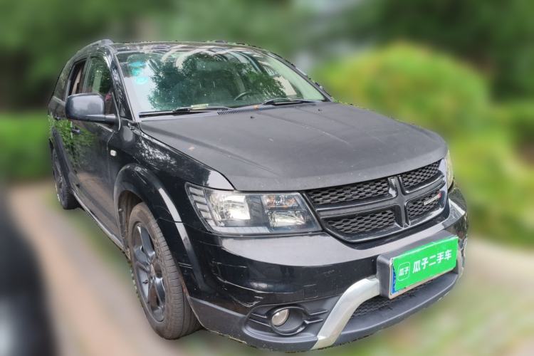 Used Dodge Journey 2013 2.4L Two-Wheel Drive Luxury Version Front Right 45 Deg
