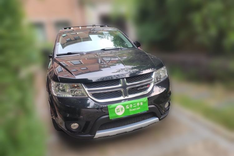 Used Dodge Journey 2013 2.4L Two-Wheel Drive Luxury Version Front Right 45 Deg