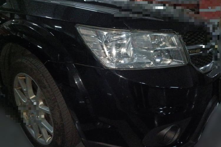 Used Dodge Journey 2013 2.4L Two-Wheel Drive Luxury Version Front Right 45 Deg