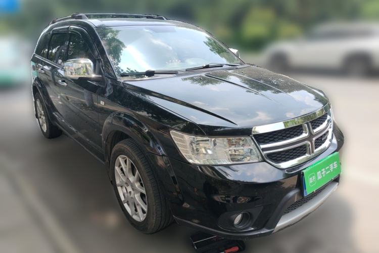 Used Dodge Journey 2013 2.4L Two-Wheel Drive Luxury Version Front Right 45 Deg