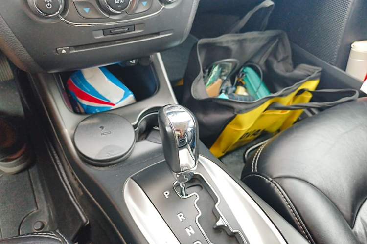 Used Dodge Journey 2013 2.4L Two-Wheel Drive Luxury Version Gear Lever