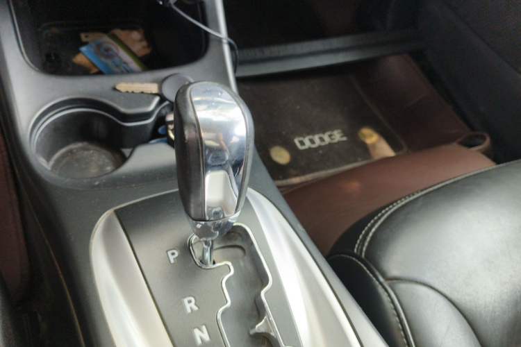 Used Dodge Journey 2013 2.4L Two-Wheel Drive Luxury Version Gear Lever