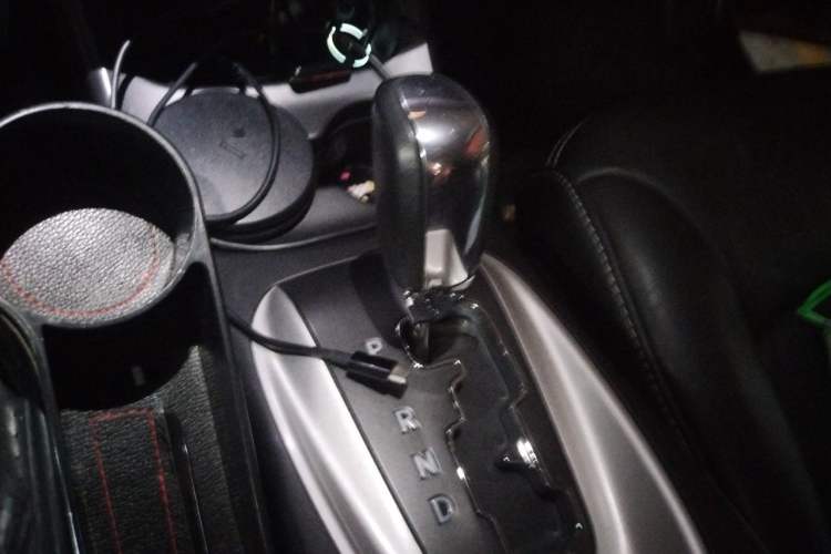 Used Dodge Journey 2013 2.4L Two-Wheel Drive Luxury Version Gear Lever