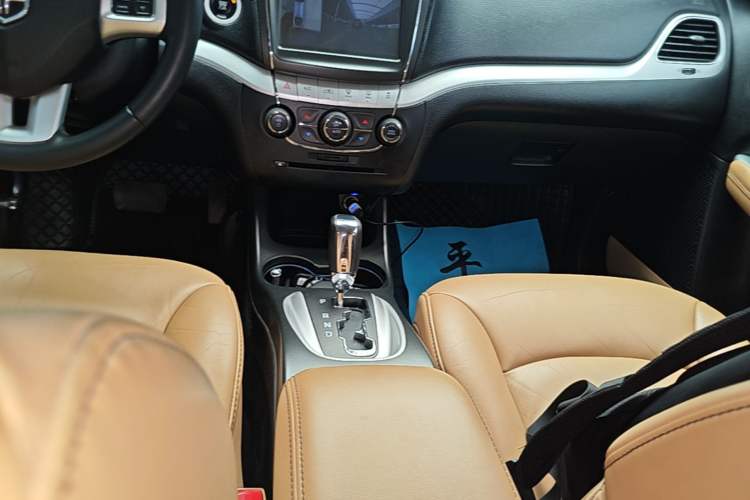 Used Dodge Journey 2013 2.4L Two-Wheel Drive Luxury Version Gear Lever