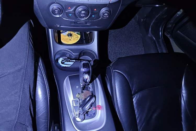 Used Dodge Journey 2013 2.4L Two-Wheel Drive Luxury Version Gear Lever