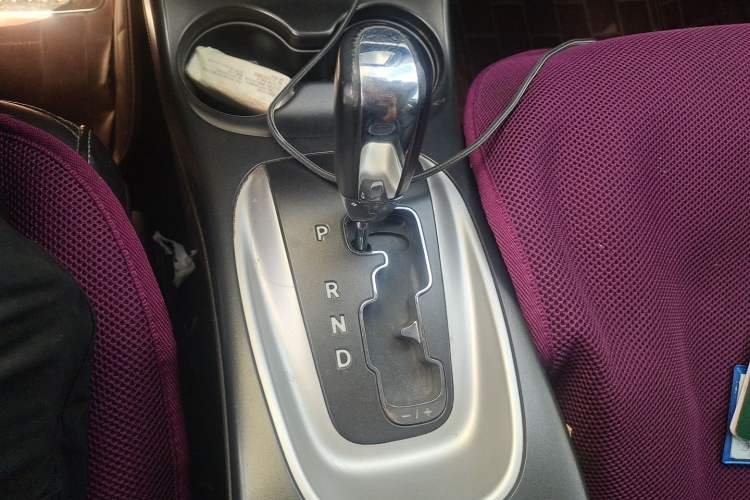 Used Dodge Journey 2013 2.4L Two-Wheel Drive Luxury Version Gear Lever