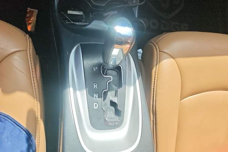 Used Dodge Journey 2013 2.4L Two-Wheel Drive Luxury Version Gear Lever