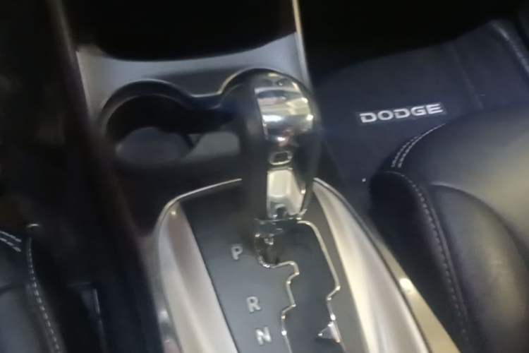 Used Dodge Journey 2013 2.4L Two-Wheel Drive Luxury Version Gear Lever