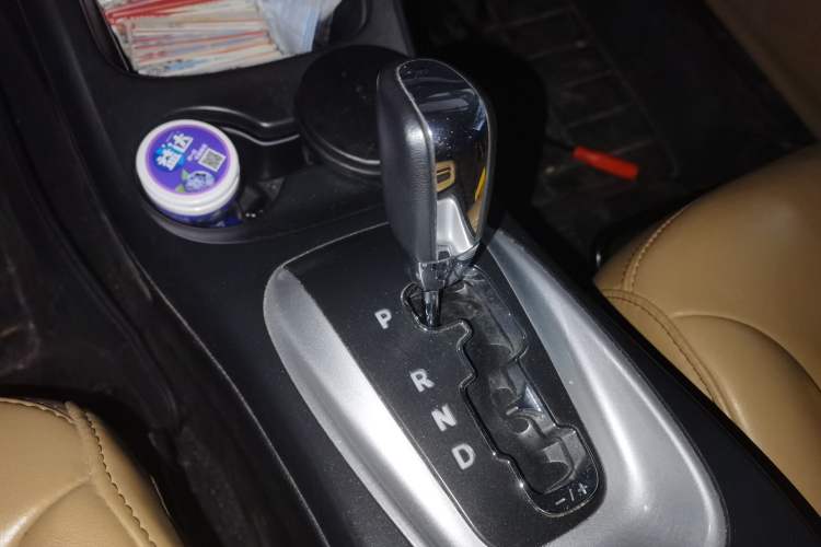 Used Dodge Journey 2013 2.4L Two-Wheel Drive Luxury Version Gear Lever