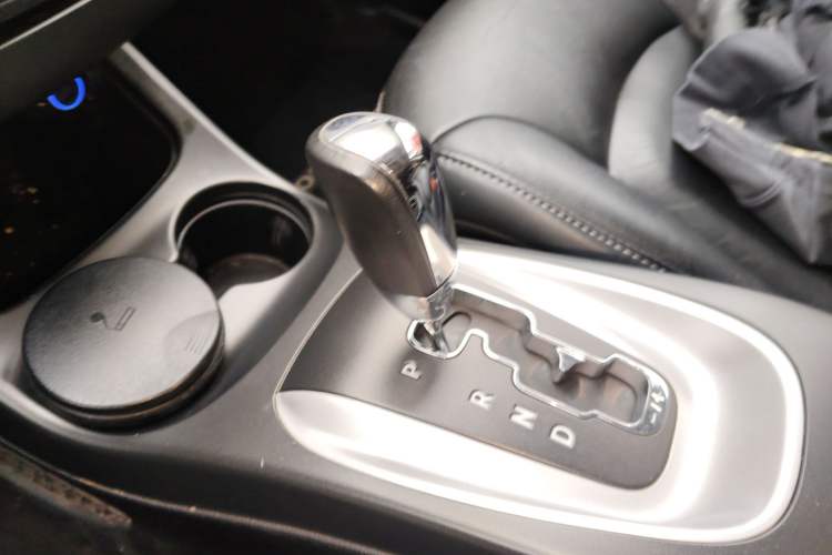 Used Dodge Journey 2013 2.4L Two-Wheel Drive Luxury Version Gear Lever