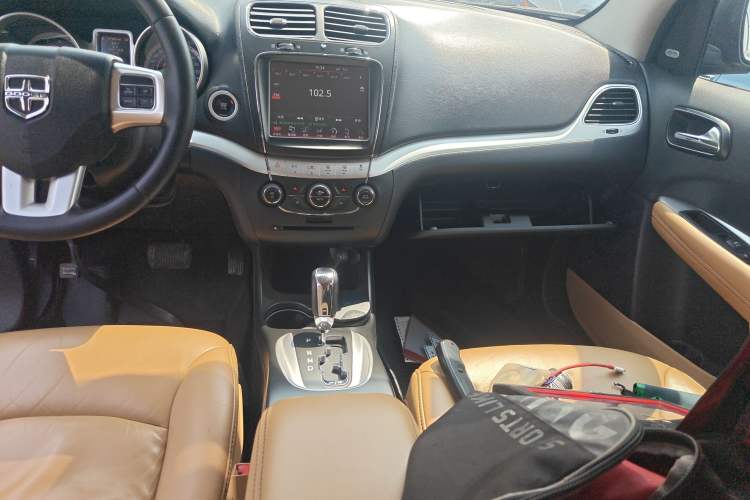 Used Dodge Journey 2013 2.4L Two-Wheel Drive Luxury Version Gear Lever