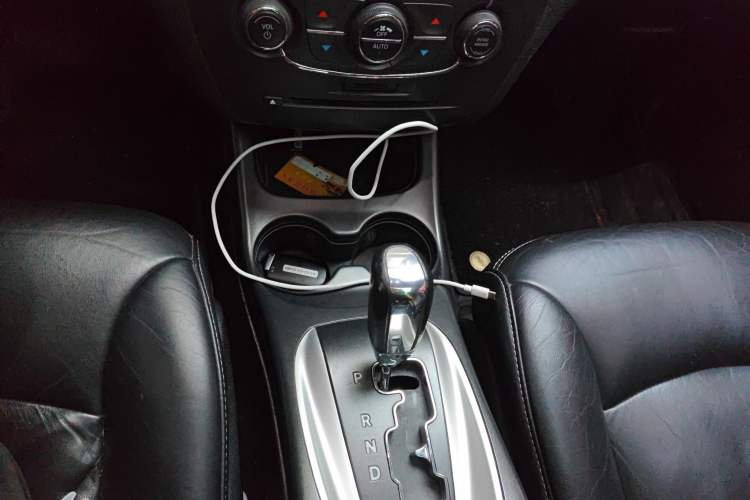 Used Dodge Journey 2013 2.4L Two-Wheel Drive Luxury Version Gear Lever