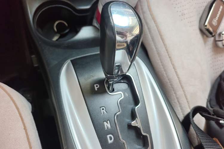 Used Dodge Journey 2013 2.4L Two-Wheel-Drive Smart Edition Gear Lever