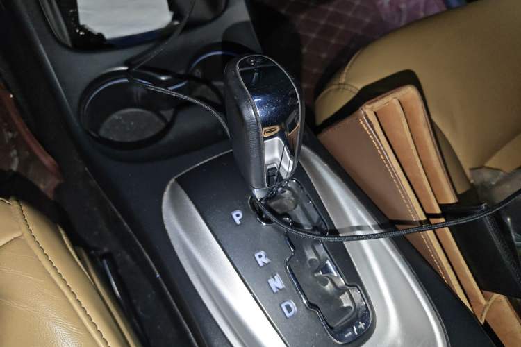Used Dodge Journey 2013 2.4L Two-Wheel Drive Luxury Version Gear Lever