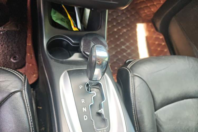 Used Dodge Journey 2013 2.4L Two-Wheel Drive Luxury Version Gear Lever